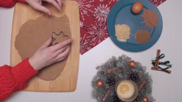Top widok kobiet przygotowujących świąteczne ciasteczka imbirowe. — Wideo stockowe