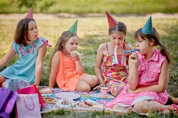 En grupp flickor firar sin födelsedag i naturen. Picknick med godis. — Stockfoto