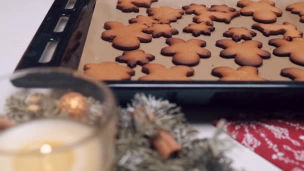 Frisch gebackene Ingwerplätzchen. Der Tisch ist weihnachtlich geschmückt. — Stockvideo