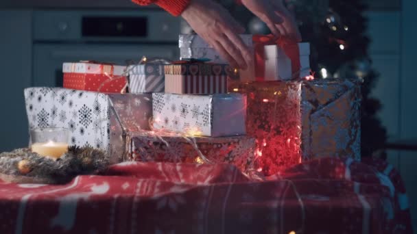 Mnoho Nový rok a vánoční dárky v jasných krabicích. — Stock video