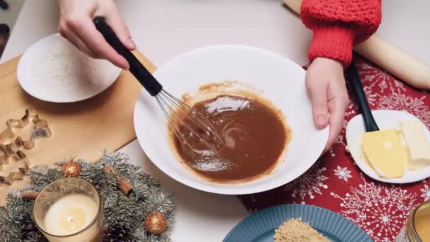 Le mani delle donne preparano la pasta per biscotti di Natale allo zenzero. — Video Stock