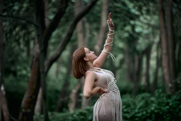 Joven hermosa mujer bailando en el bosque, mano levantada. — Foto de Stock