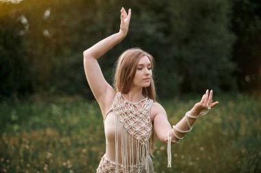 Dans eden zarif sarışın bir kadının portresi. Yazın ormanda..