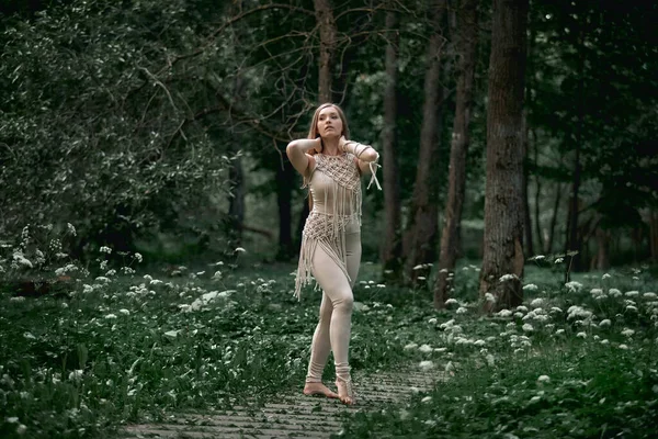Portrait d'une belle femme blonde gracieuse dansant. Dans les bois en été. — Photo