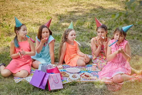 Barnens födelsedagsfest i naturen. Gåvor i paket. Picknick med godis — Stockfoto