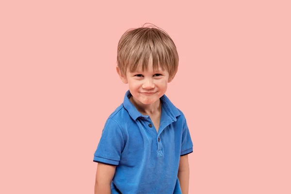 Porträtt av en rolig rolig pojke med blont hår i en blå skjorta. — Stockfoto