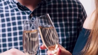 Karı koca Noel 'i evde kutluyor ve şampanya içiyorlar..