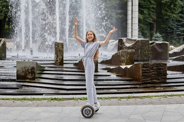 Menina bonita monta um giroscópio, prancha no verão no parque. — Fotografia de Stock