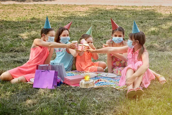전염병이 유행하는 동안 의료용 마스크를 쓰고 추울 생일을 축하하는 모습. — 스톡 사진