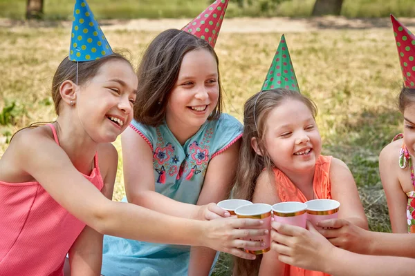 한 소녀는 자신의 생일을 친구들과 함께 기념 한다. 여름에 공원에 있는 소풍. — 스톡 사진