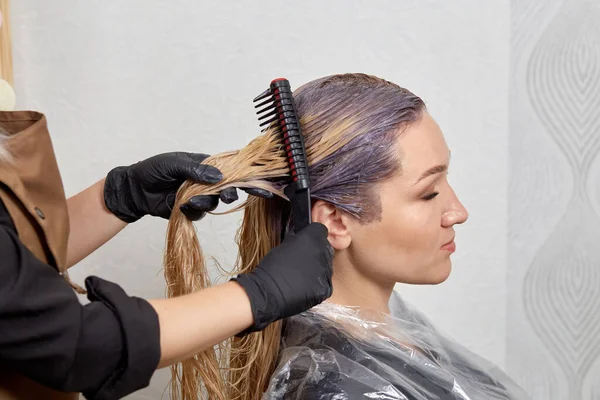 Haarkleuring voor een klant in een schoonheidssalon. Kleurstof licht haar. — Stockfoto