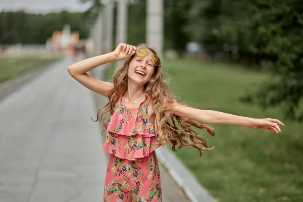 긴 수염을 가진 행복 한 금발 소녀는 웃음을 짓고 프레임을 들여다 봅니다.. — 스톡 사진