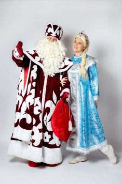 Noel Baba, Ded Moroz Kar Kızı 'na bir şey anlatıyor ve gülümsüyor..