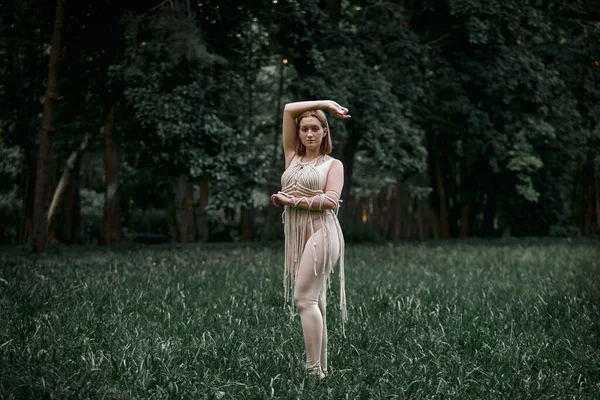 Vacker graciös dans av en ung vacker kvinna i naturen. — Stockfoto