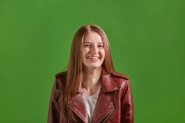 행복하고 아름다운 미소를 짓고 웃는 젊은 여자. 녹색 배경. — 스톡 사진