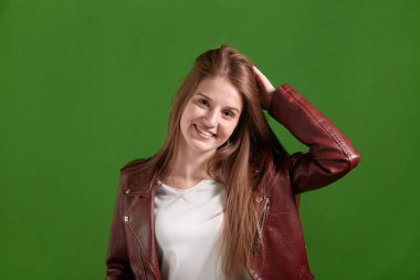 Mutlu güzel gülümseyen, gülen genç kadın kameraya bakıyor..