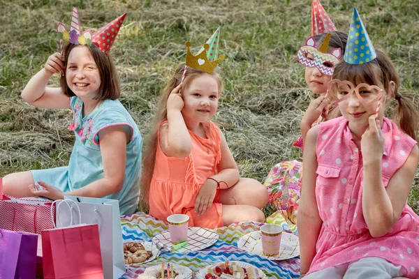 여자 아이들은 생일을 축제가면 과 왕관을 쓰고 축하 한다. — 스톡 사진