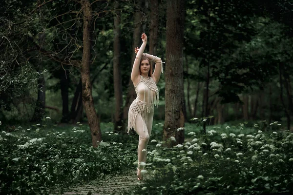 Hermosa joven haciendo yoga en la naturaleza en verano. — Foto de Stock