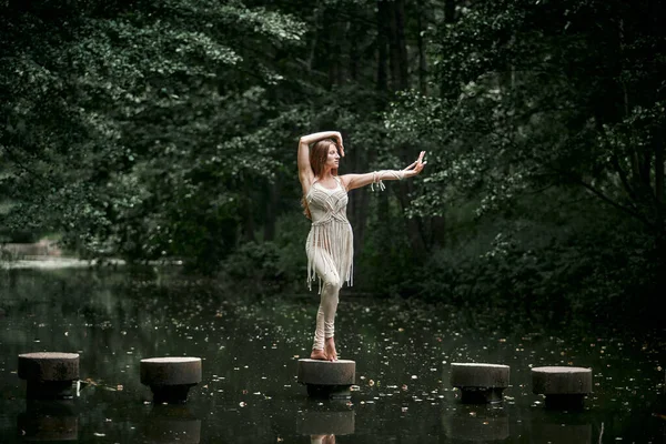 Vacker ung smal kvinna dansar på nära damm och skog. — Stockfoto