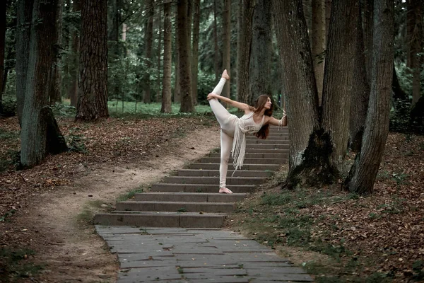 Femme engagée dans la danse dans la nature en été sur fond de marches concrètes — Photo