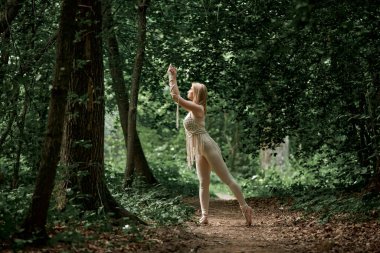 Büyümüş güzel sarışın kadın. Yazın ormanda..