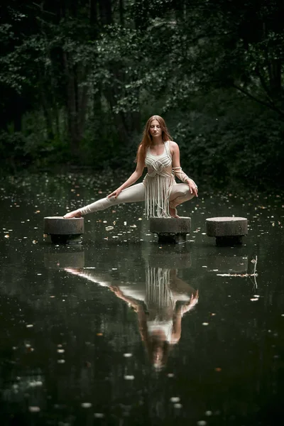 Vacker ung kvinna som gör yoga i naturen på sommaren. — Stockfoto
