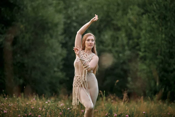 Belle jeune femme faisant du yoga dans la nature en été. — Photo