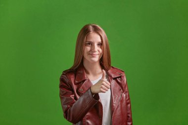 Genç, güzel sarışın kadın süper, mükemmel bir jest gösteriyor..