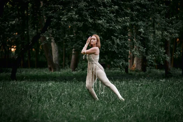 Hermosa joven haciendo yoga en la naturaleza en verano. —  Fotos de Stock