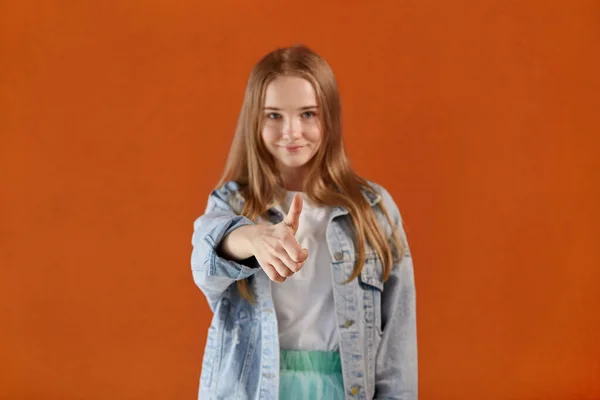 Mooi jong meisje toont hand gebaar super, uitstekende duimen omhoog. — Stockfoto