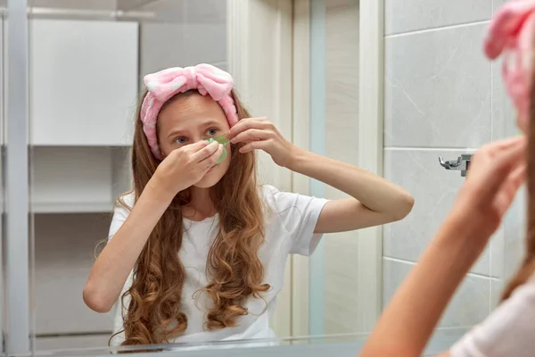 Menina loira com manchas verdes gel em seus olhos. De manhã. Cabelo ondulado longo. — Fotografia de Stock