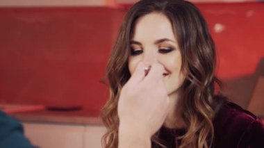 Yakışıklı bir adam bir kadını çatalla çikolatalı pasta ile besler. Sevgililer Günü.