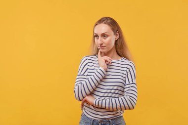 Ciddi bir genç kadın ciddi bir şey düşünüyor ve kafasını çeviriyor..