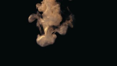 Altın rengi inci rengi boya yavaş çekimde suya düşer..