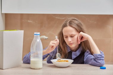 Üzgün, üzgün, sarışın kız mısır gevreği yemek istemiyor. # Kahvaltı yapmak istemiyorum. #.