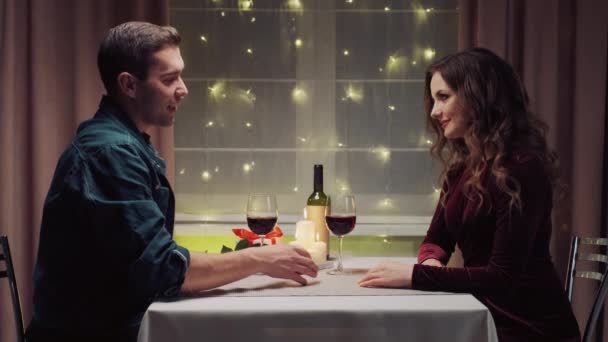 Чоловік бере руку своєї коханої жінки під час обіду. Романтична вечеря . — стокове відео