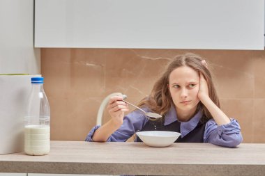 Üzgün sarışın kız, sabahları kahvaltı yapmak istemiyor..