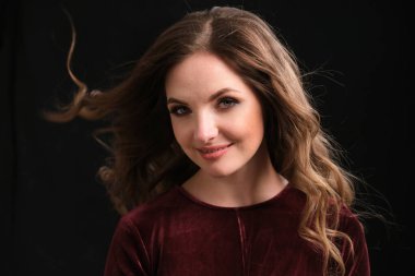 Güzel bir esmer kızın portresi, dalgalı saçlı..