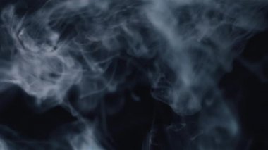 Siyah arka planda yavaş hareket eden gri boya..