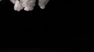 Beyaz ve gri mürekkep suda çok güzel bulanıklaşmış..