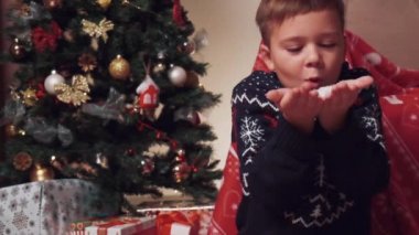 Çocuk karı kameraya üflüyor ve farklı yönlere uçuyor..