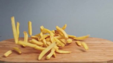 Düşen yemek, patates kızartması ve sandviçin zaman aşımına uğramış görüntüleri..