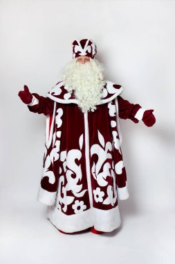 Uzun beyaz sakallı ve kırmızı kürklü bir kış masalı kahramanı..