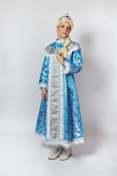 Eine junge Frau im Pelzmantel wie ein Schneemädchen, eine Kostümparty. — Stockfoto
