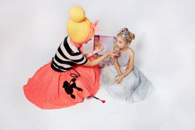 Parlak takım elbiseli bir kadın dudaklarını rujla boyuyor..