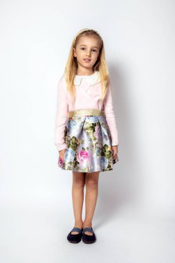 Çiçek desenli etekli güzel sarışın..
