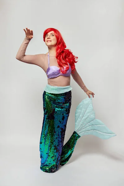 赤い髪と緑の光沢のある尾を持つ人魚の衣装の女性. — ストック写真