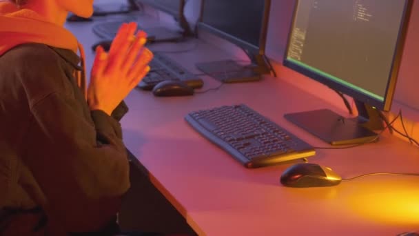 Eine junge Programmiererin macht sich an die Arbeit und schreibt schnell Code auf einem PC. — Stockvideo