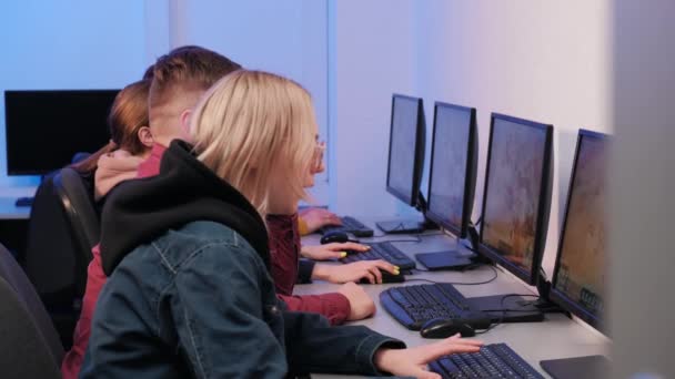 Das Team von esports Spieler verloren im Wettbewerb, enttäuscht. 4k-Video. — Stockvideo