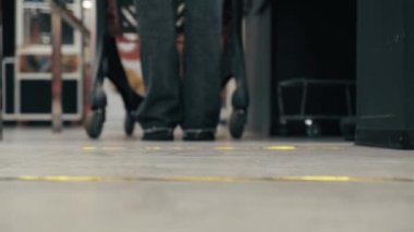 Market kuyruğunda salgın sırasında alışveriş..